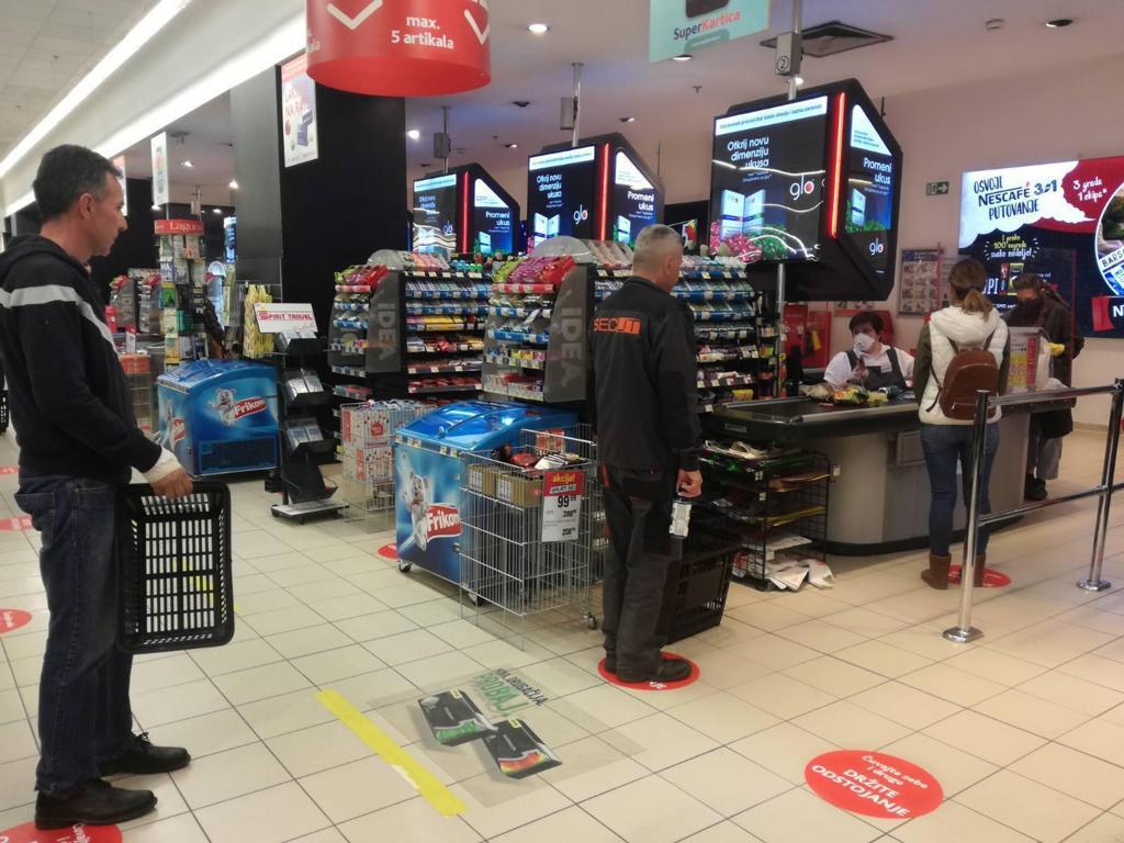 Пратите подне ознаке у маркетима и држите растојање